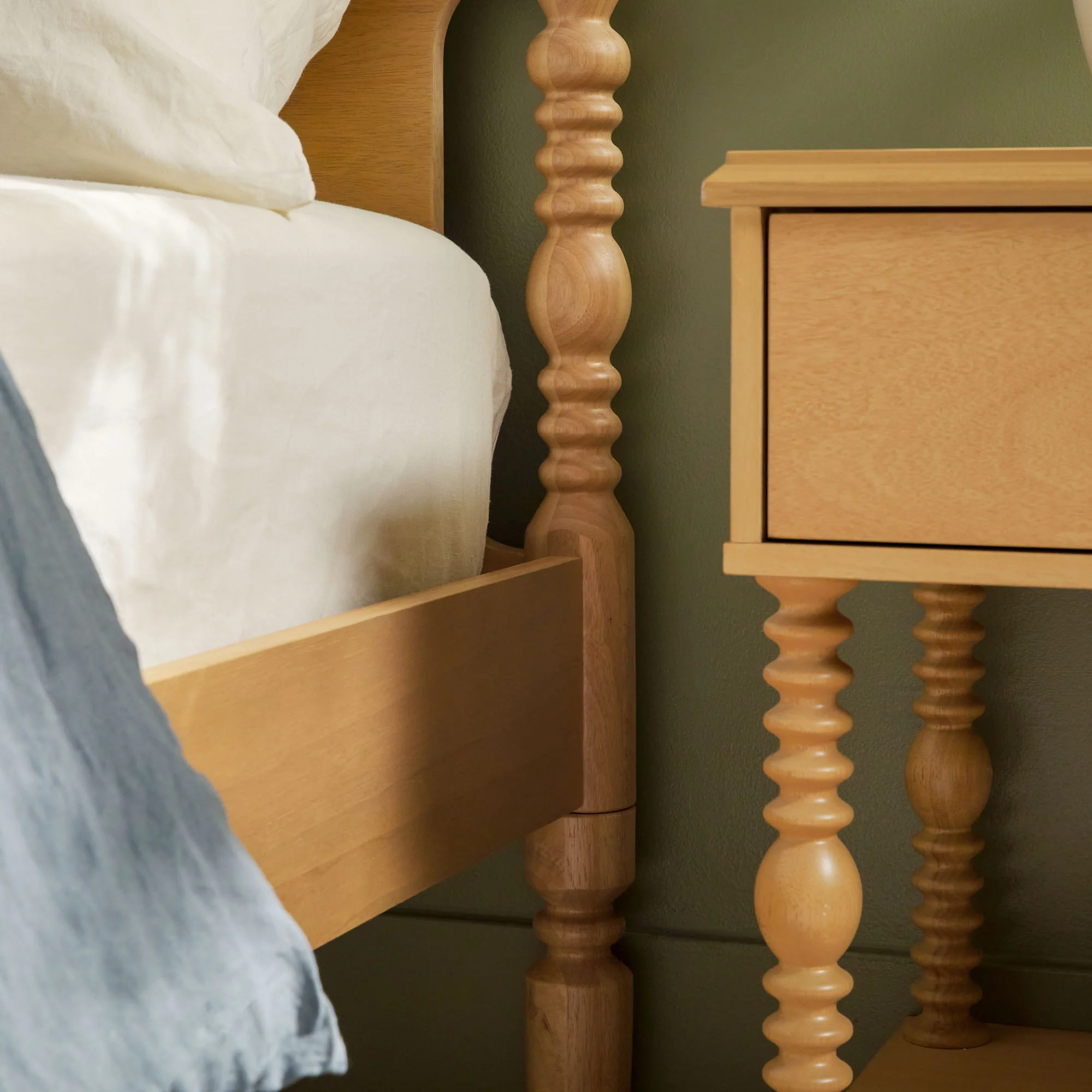 Traditional Vivienne Easy Assembly Solid Wood Bed - Image 28